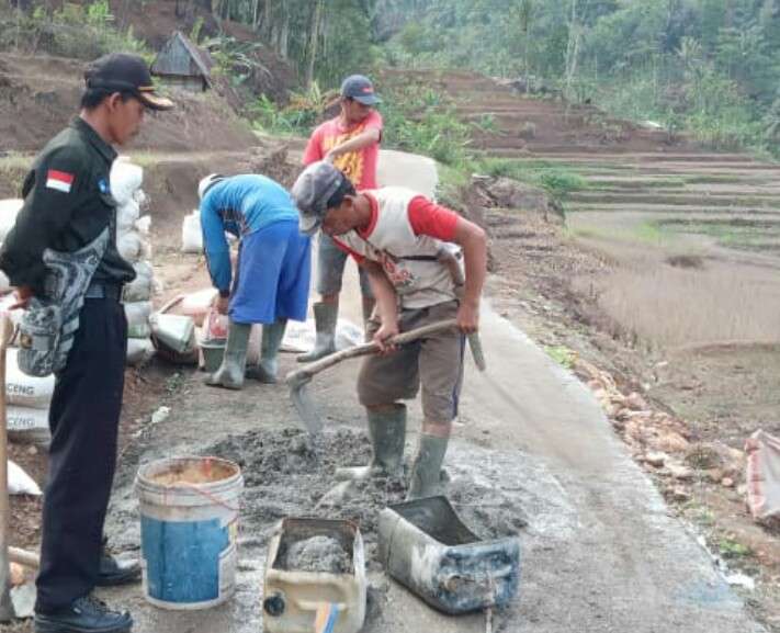 Jalan Lingkungan Rabat Beton di Kampung Cimenteng Dibangun Kembali Sesuai Harapan Warganya