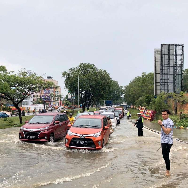 Satlantas Polresta Barelang Terjun Langsung Atur Lalin Jalan Tergenang Banjir