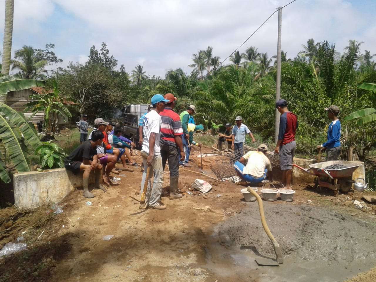 Jembatan Penghubung di Desa Campang Raya Ambrol, Warga Harapkan Perbaikan dari Pemkab