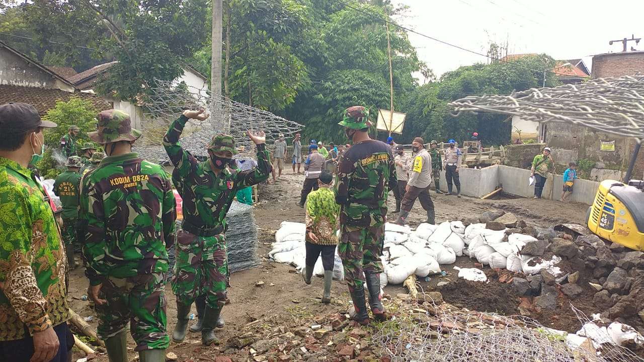 Karya Bakti TNI pengerjaan tebing penahan yang longsor di Bangsalsari
